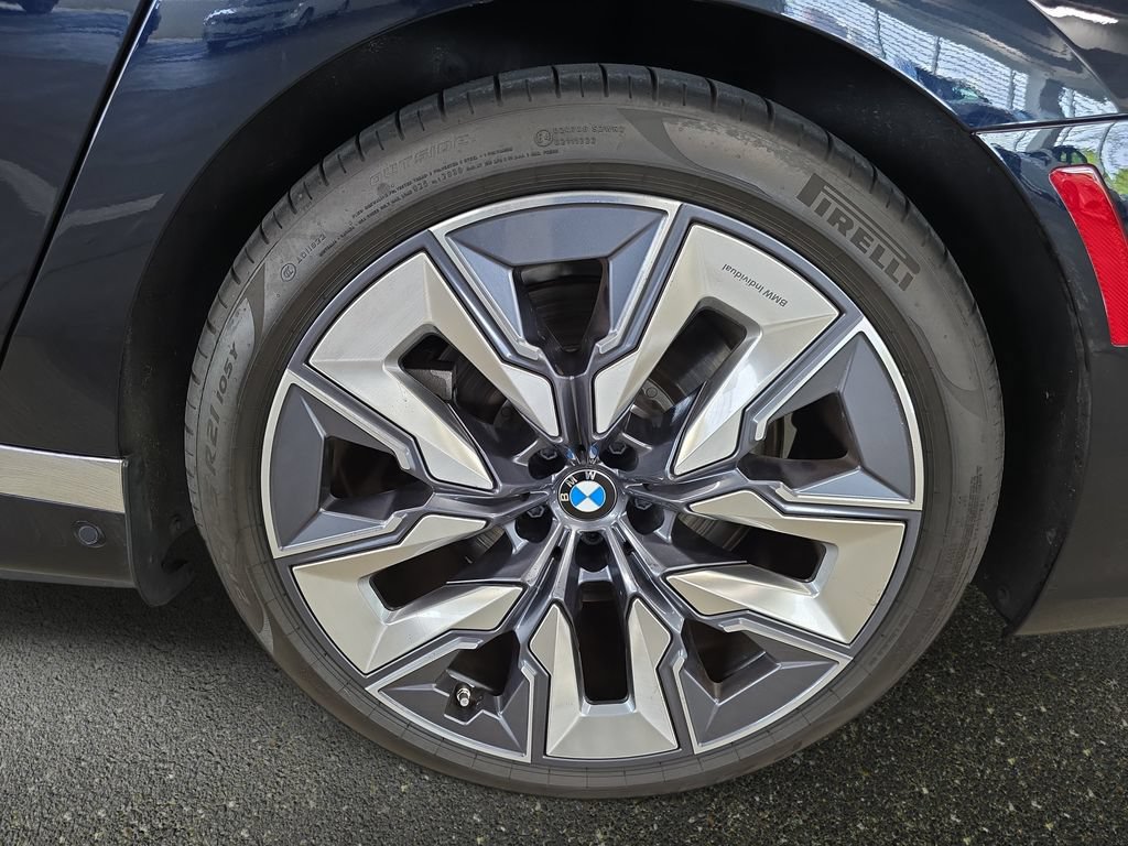 Used 2023 BMW i7 xDrive60 AWD/4WD image 32