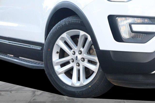Used 2016 Ford Explorer XLT w/ Equipment Group 201A FWD image 3