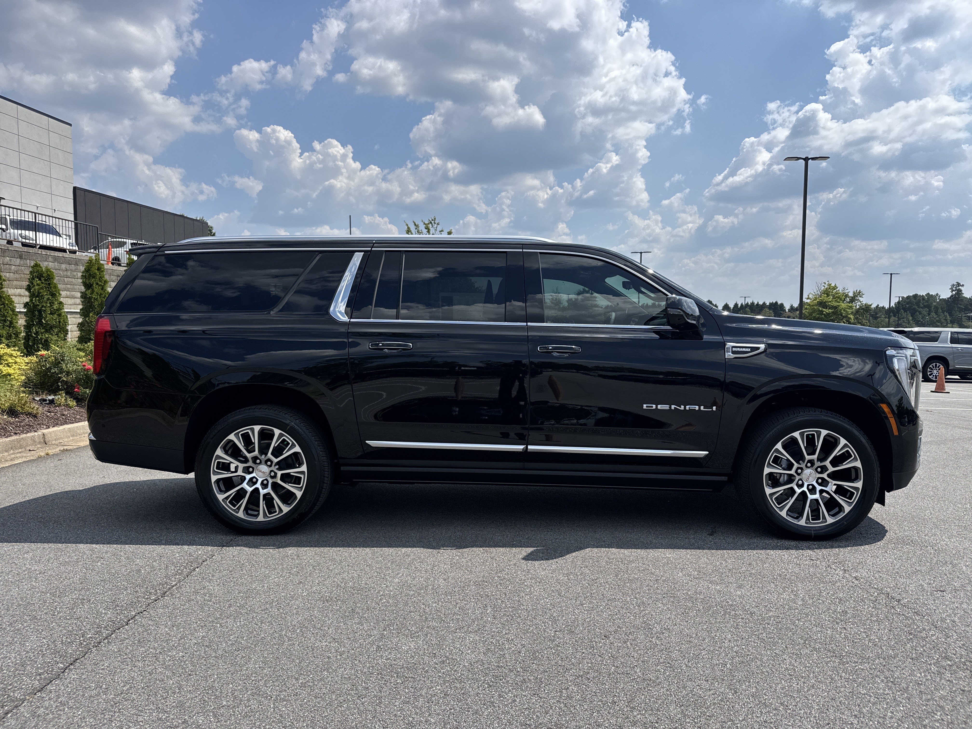 New 2026 GMC Yukon XL Denali w/ Denali Reserve Package AWD/4WD image 10