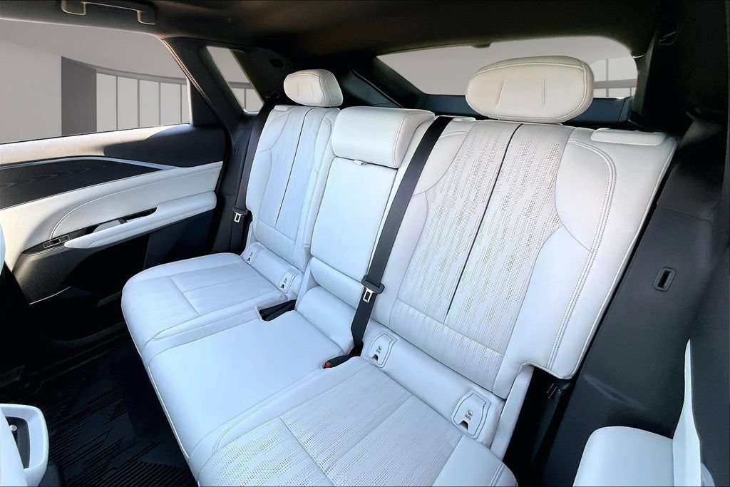 Used 2024 Cadillac Lyriq Luxury AWD/4WD image 28