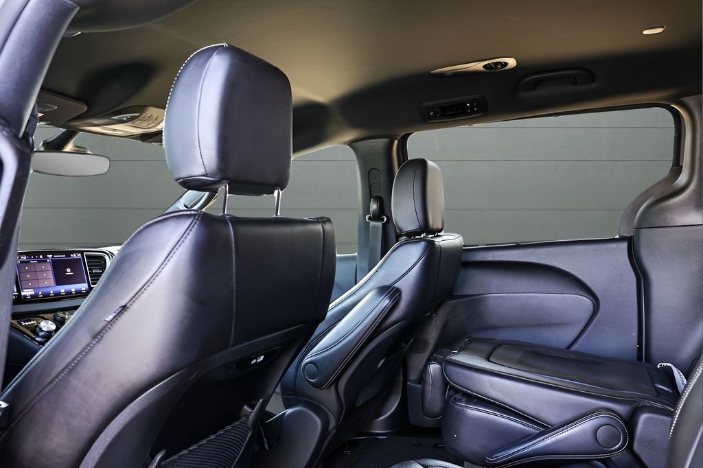 Used 2025 Chrysler Pacifica Select image 55