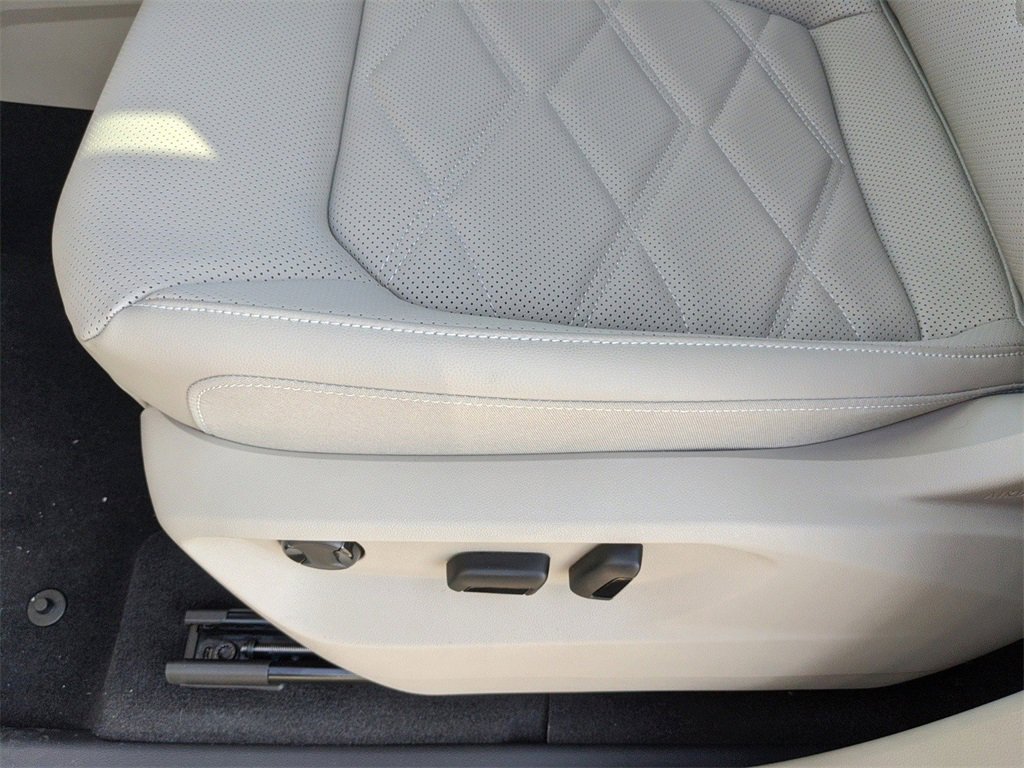 Used 2025 Volkswagen Atlas SE image 29