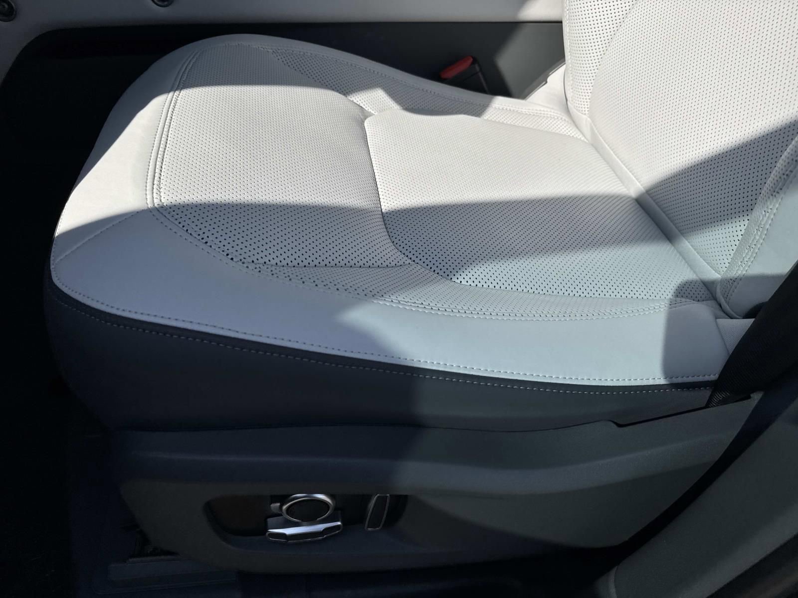 Used 2025 Land Rover Defender 130 X image 17