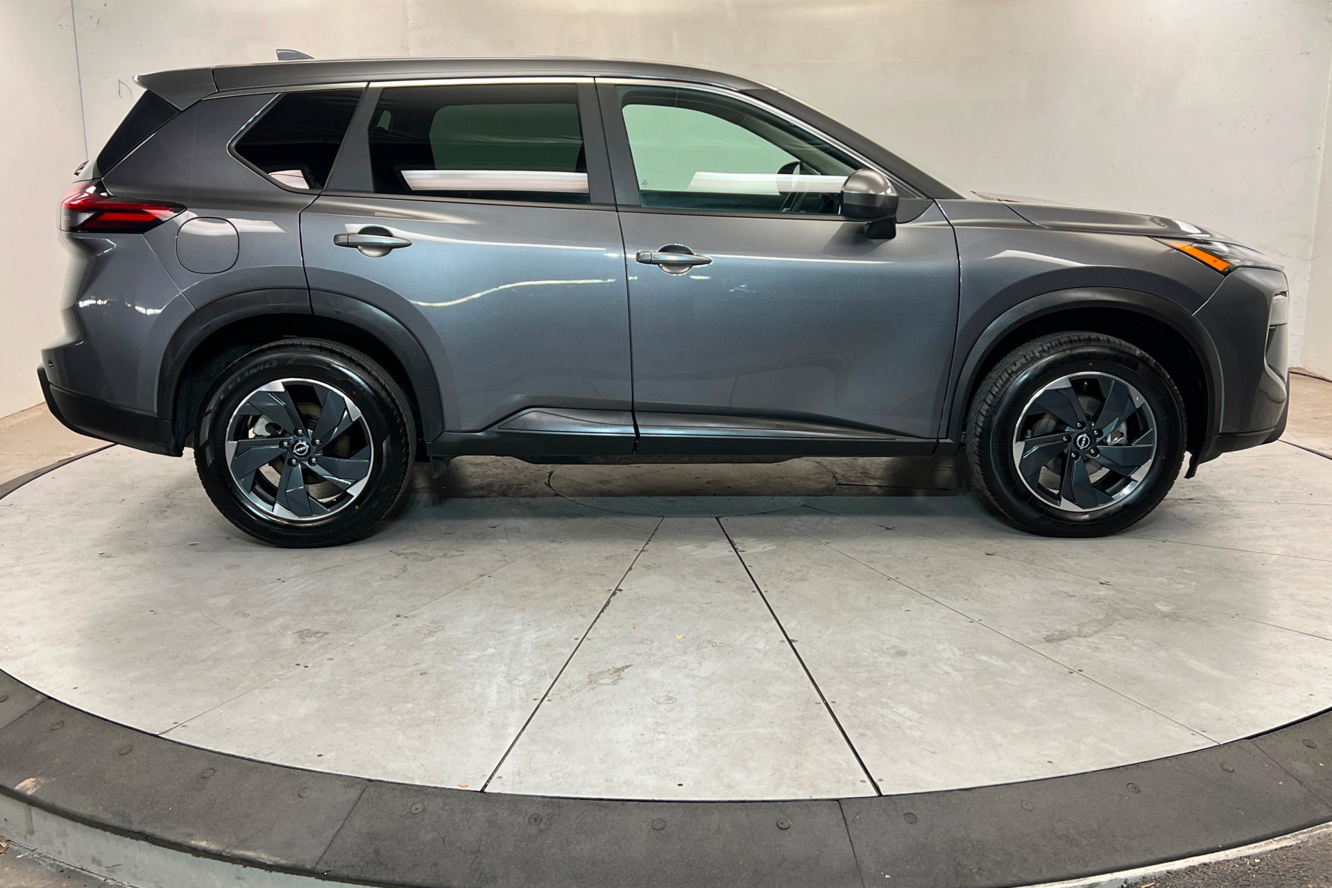 Used 2025 Nissan Rogue SV image 7