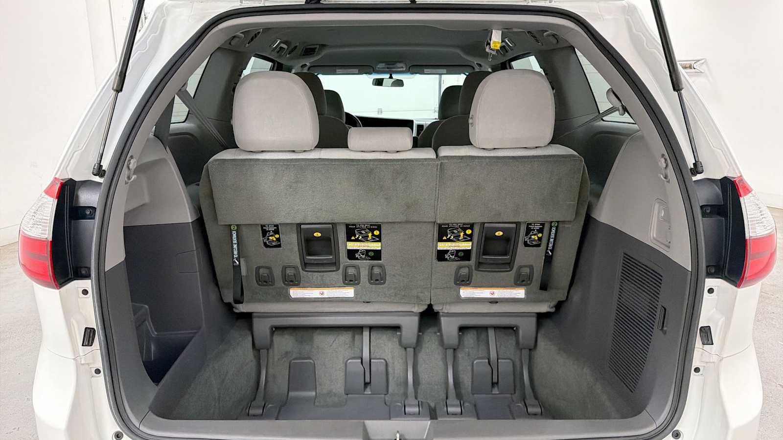 Used 2015 Toyota Sienna L FWD image 27