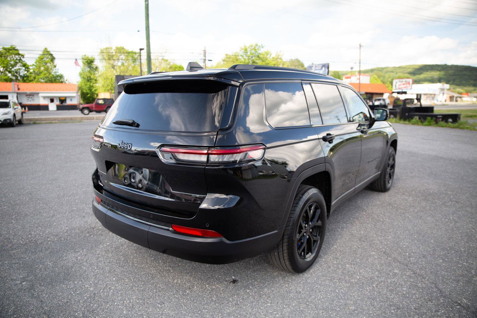 Used 2024 Jeep Grand Cherokee L Laredo image 4
