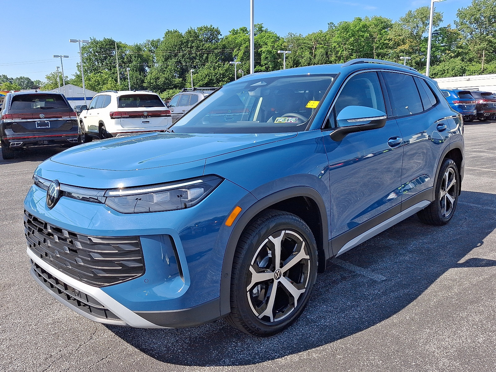 New 2025 Volkswagen Tiguan SE image 3