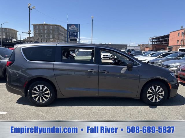 Used 2023 Chrysler Pacifica Touring-L FWD image 3
