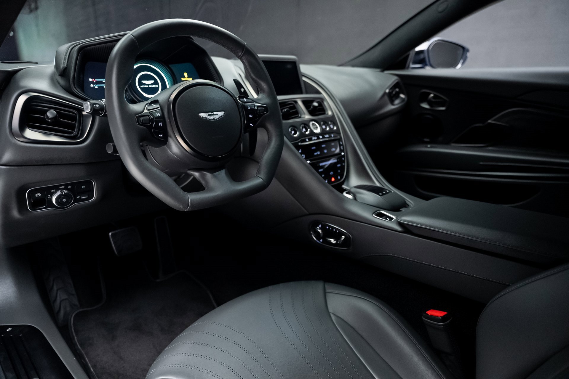 Used 2020 Aston Martin DB11 AMR image 2