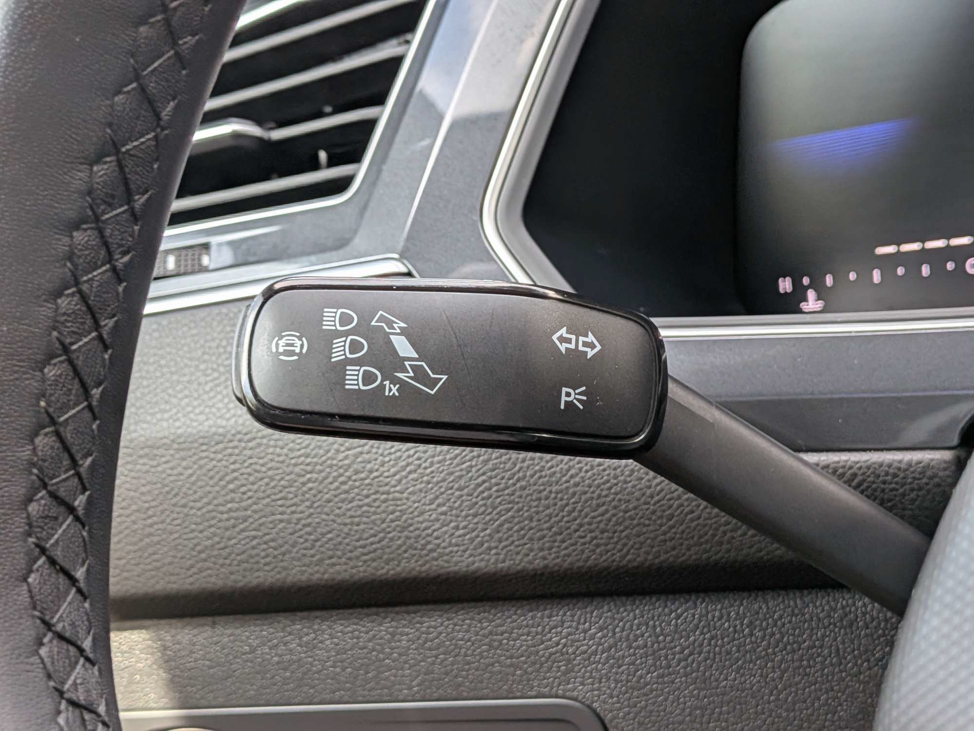 Used 2024 Volkswagen Tiguan SE R-Line FWD image 29