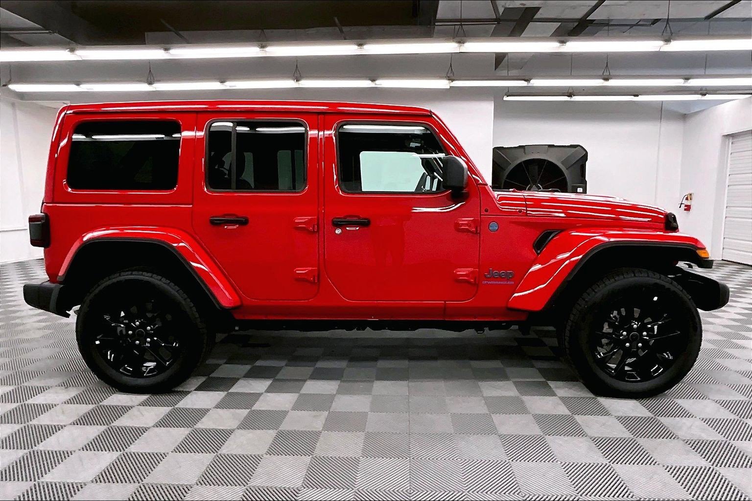 Used 2025 Jeep Wrangler Unlimited Sahara w/ Safety Group AWD/4WD image 16