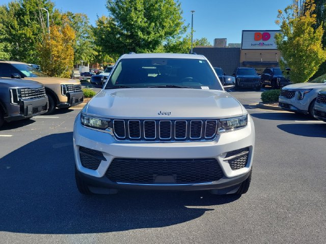 Used 2025 Jeep Grand Cherokee Laredo RWD image 2
