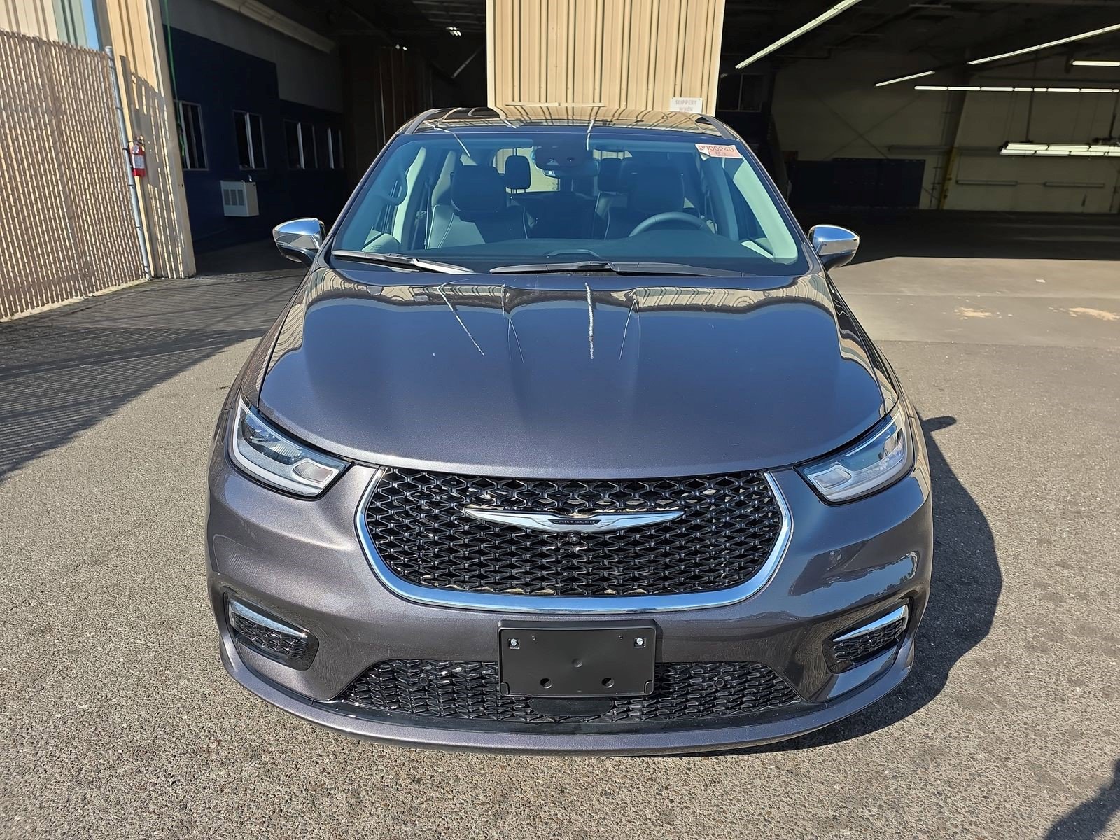 Used 2023 Chrysler Pacifica Limited w/ Uconnect Theater Family Group FWD image 3