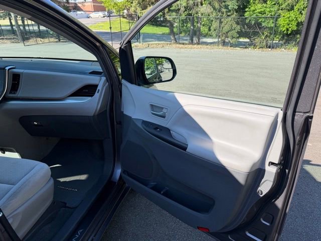 Used 2015 Toyota Sienna LE FWD image 32