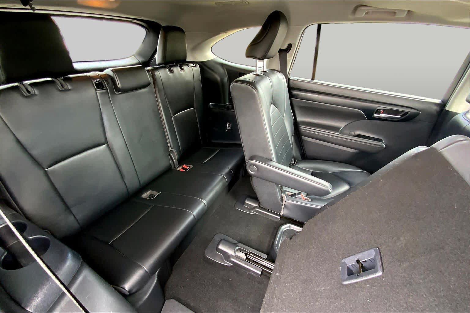 Used 2020 Toyota Highlander XLE AWD/4WD image 18
