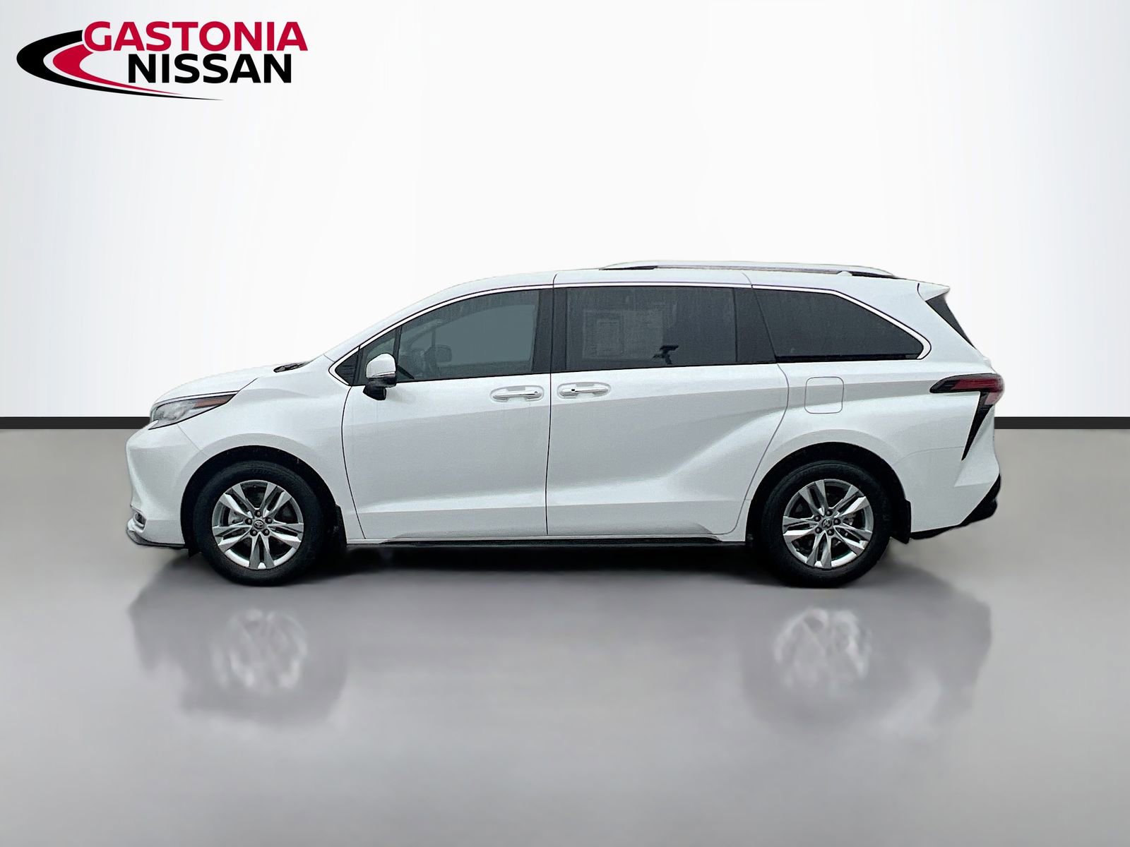 Used 2023 Toyota Sienna Limited image 5