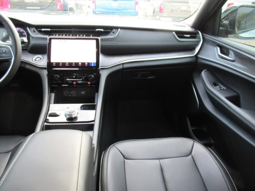 Certified 2024 Jeep Grand Cherokee Limited w/ Black Appearance Package image 14