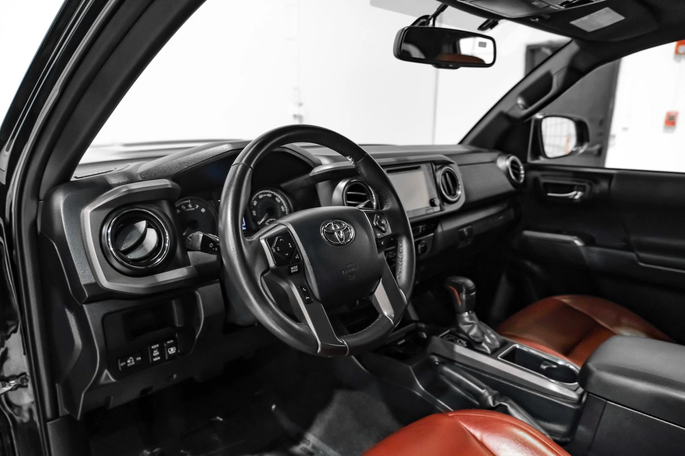 Used 2017 Toyota Tacoma TRD Sport w/ Premium & Technology Package AWD/4WD image 13