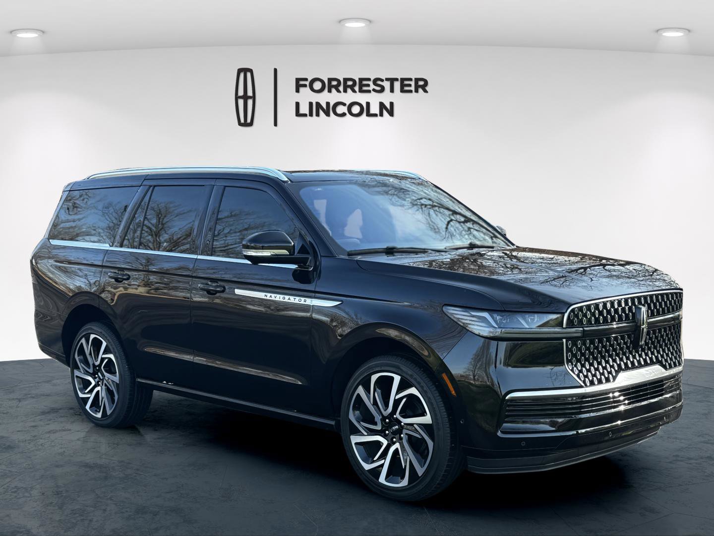 Used 2025 Lincoln Navigator Reserve AWD/4WD image 2