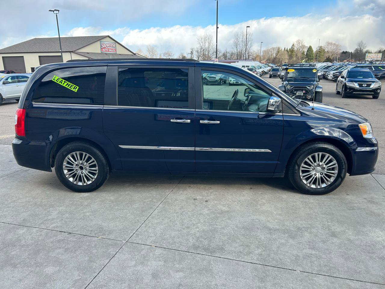 Used 2015 Chrysler Town & Country Touring-L w/ Driver Convenience Group image 4