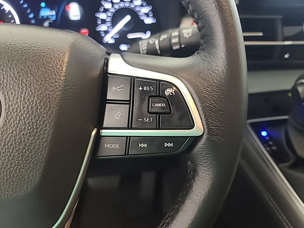 Used 2025 Toyota Sienna XLE FWD image 27