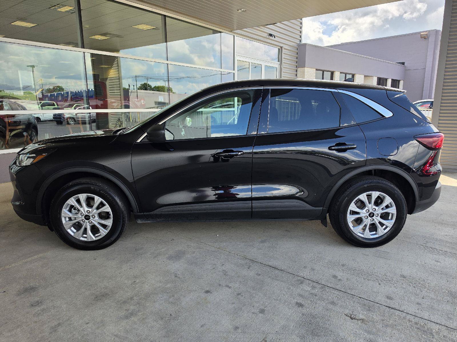 Used 2024 Ford Escape Active AWD/4WD image 2