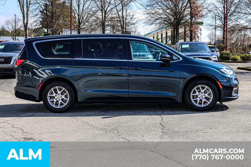 Used 2024 Chrysler Pacifica Touring-L image 10