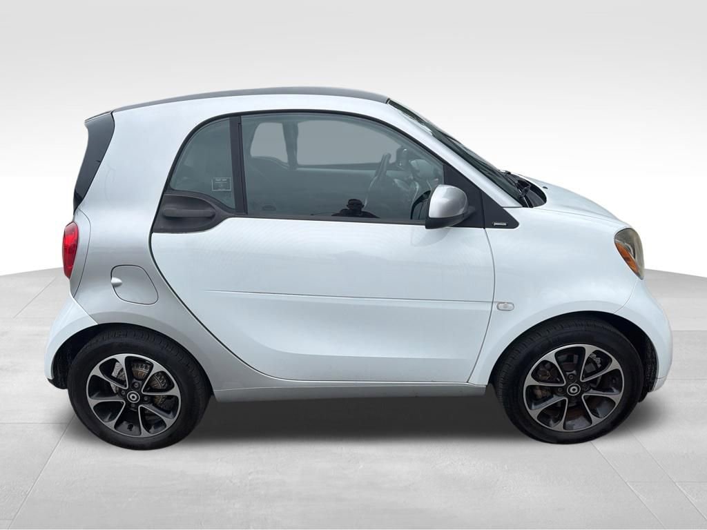 Used 2016 smart fortwo passion RWD image 5