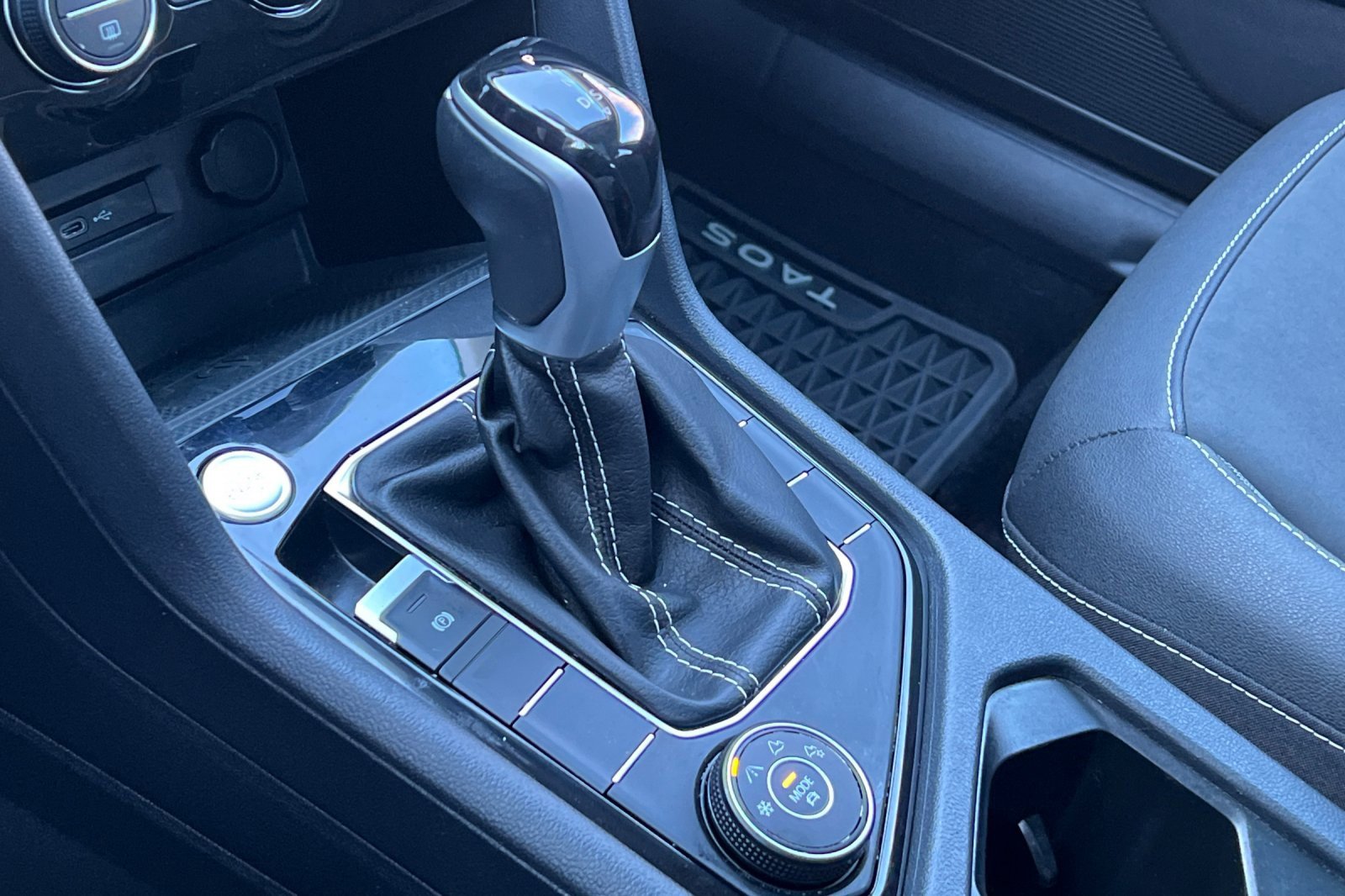 Used 2024 Volkswagen Taos SE image 28