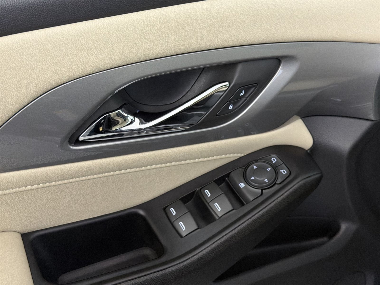 Used 2023 Chevrolet Traverse LS FWD image 15