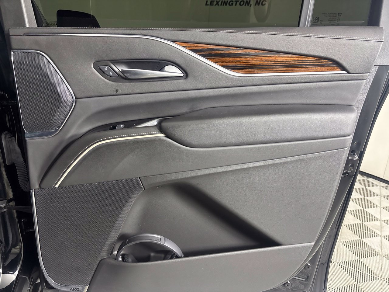 Used 2024 Cadillac Escalade ESV Premium Luxury AWD/4WD image 38