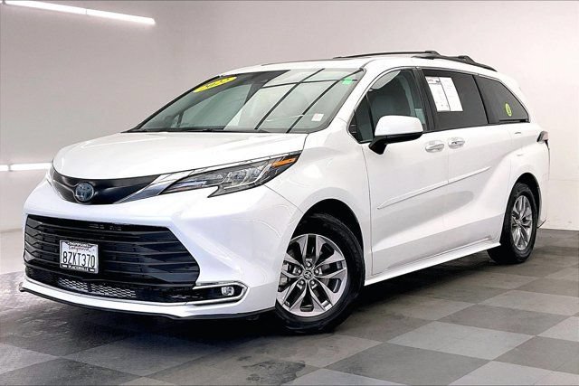 Used 2022 Toyota Sienna XLE w/ XLE Plus Package FWD image 12