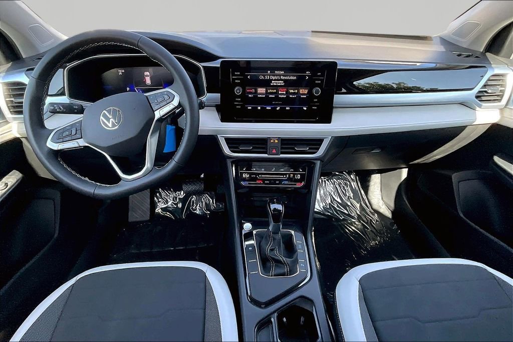 New 2026 Volkswagen Taos SE image 7
