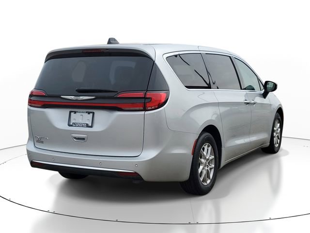 Used 2023 Chrysler Pacifica Touring-L FWD image 4