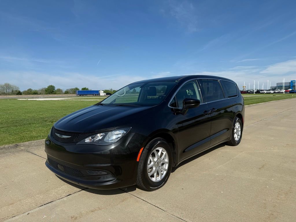Used 2022 Chrysler Voyager LX FWD image 9