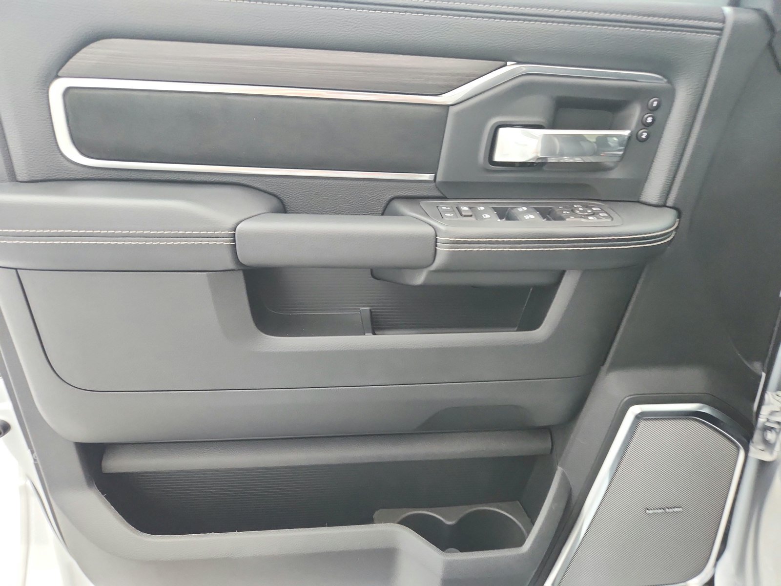New 2026 RAM 3500 Laramie AWD/4WD image 36