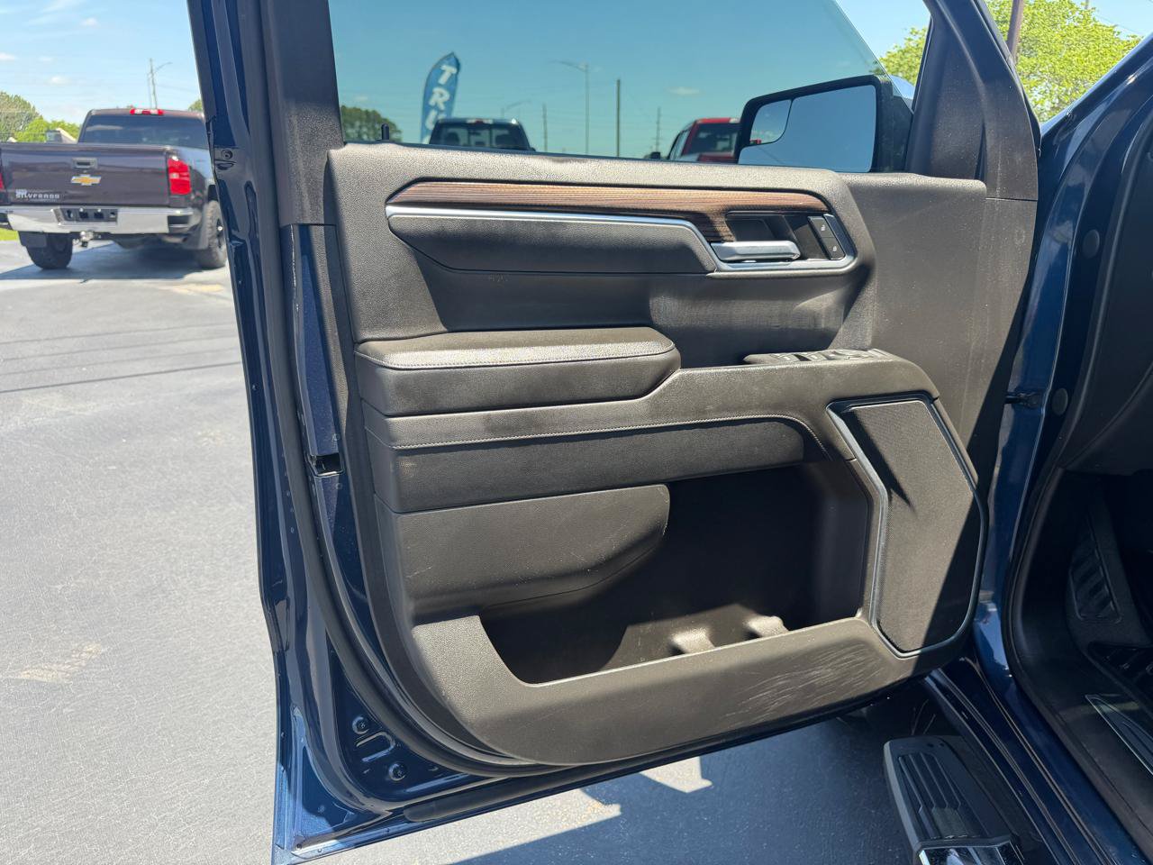 Used 2022 Chevrolet Silverado 1500 LT w/ Z71 Off-Road Package AWD/4WD image 12