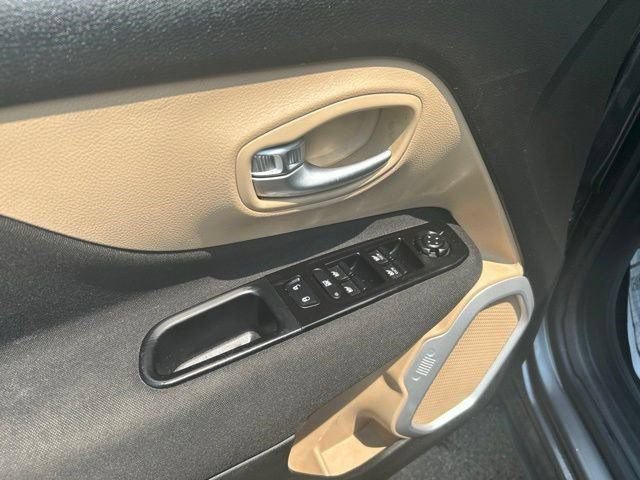 Used 2020 Jeep Renegade Latitude FWD image 12