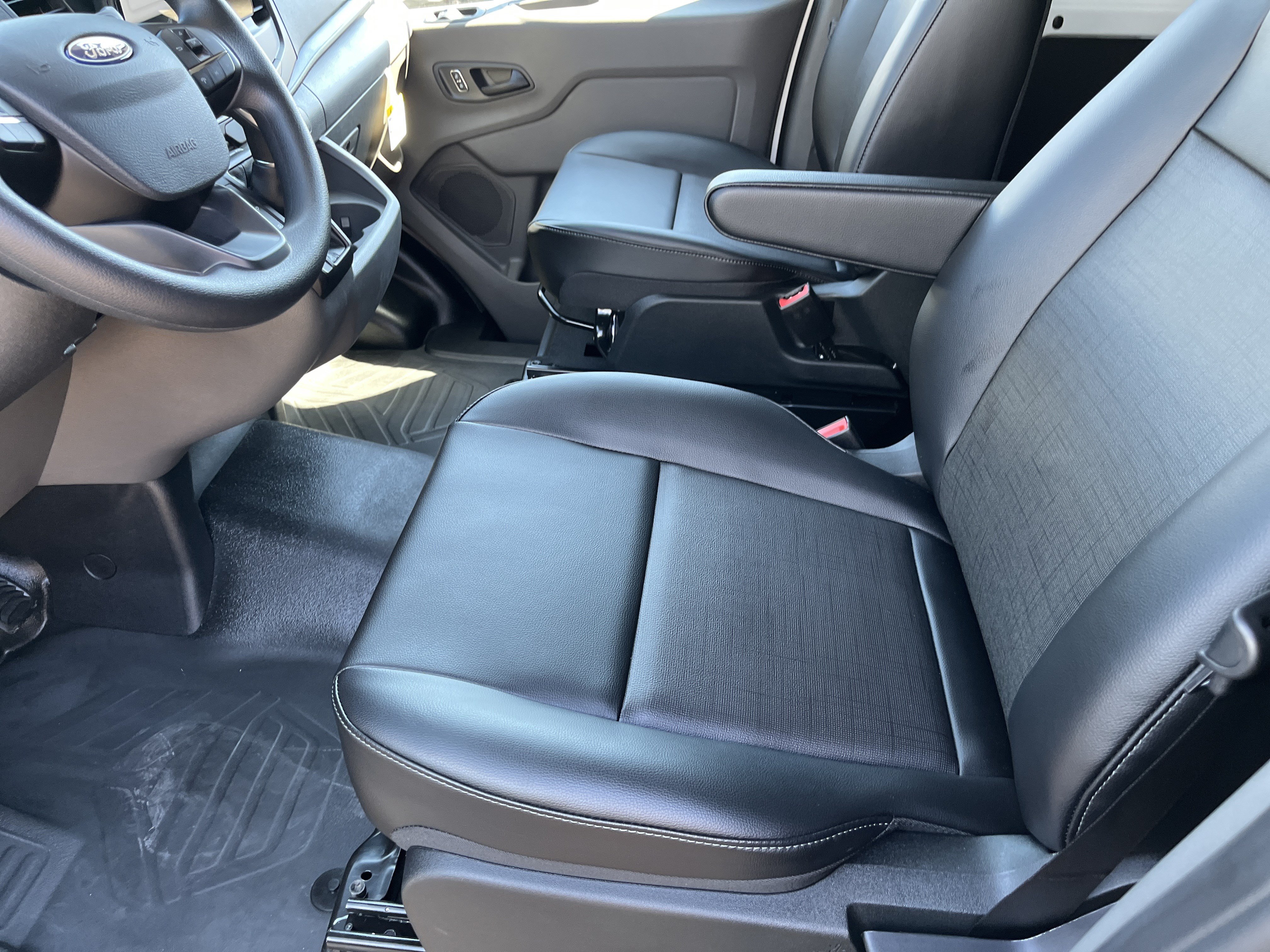 New 2026 Ford Transit 250 148 Medium Roof w/ Load Area Protection Package RWD image 16