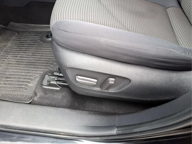 Used 2023 Toyota Highlander LE FWD image 21