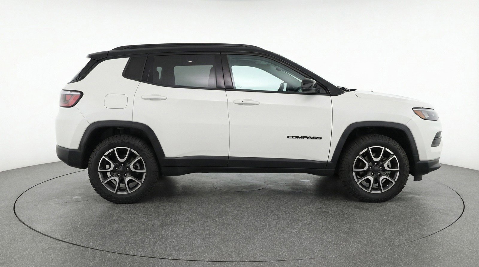 Used 2025 Jeep Compass Trailhawk image 11
