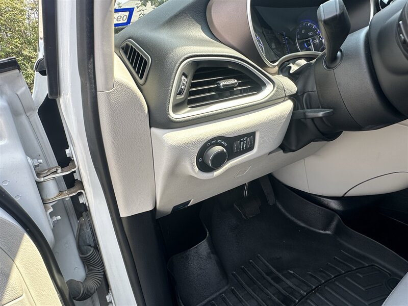 Used 2022 Chrysler Voyager LX FWD image 48