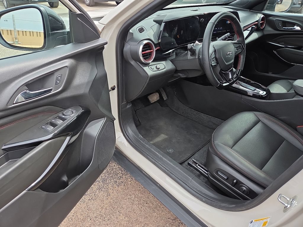 Used 2026 Chevrolet Trax RS w/ Sunroof Package FWD image 20