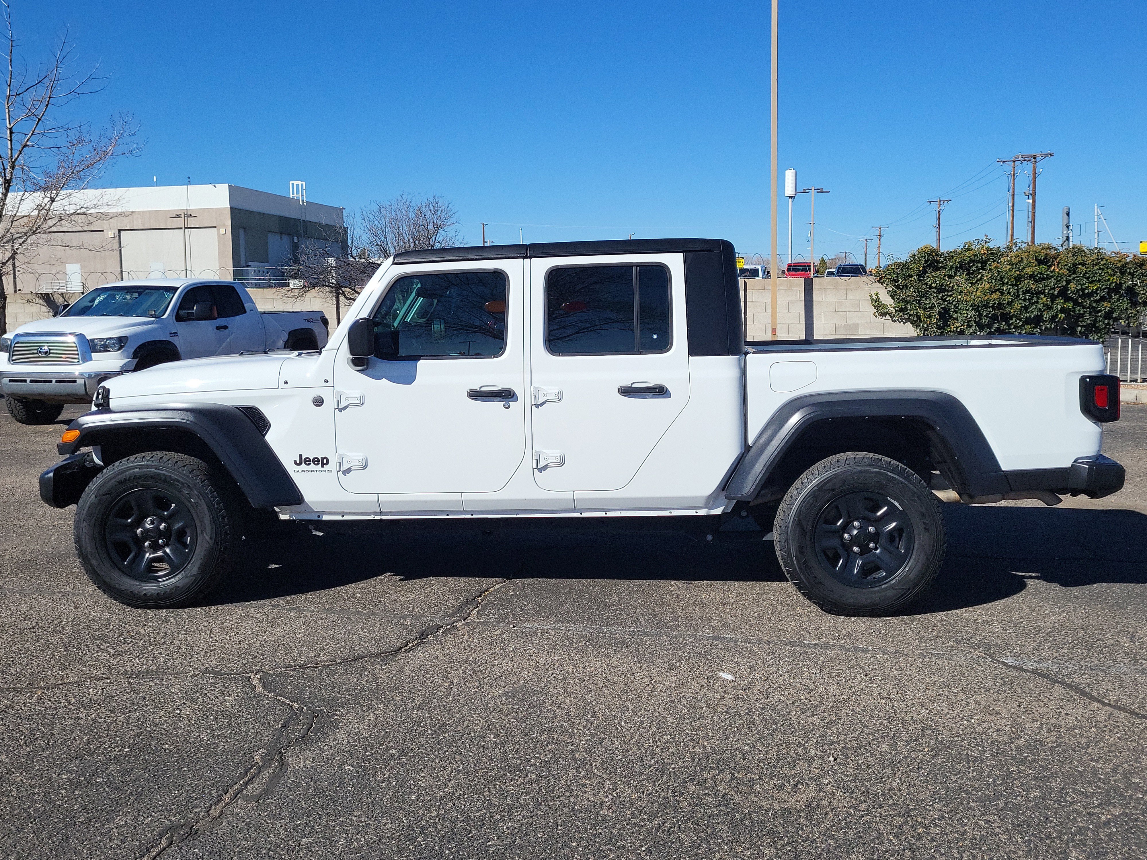 Used 2023 Jeep Gladiator Sport image 3