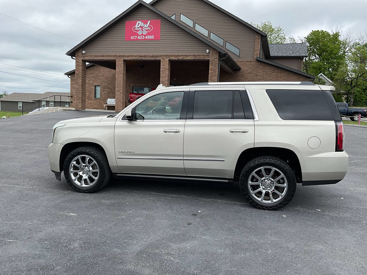 Used 2015 GMC Yukon Denali w/ Premium Package AWD/4WD image 2