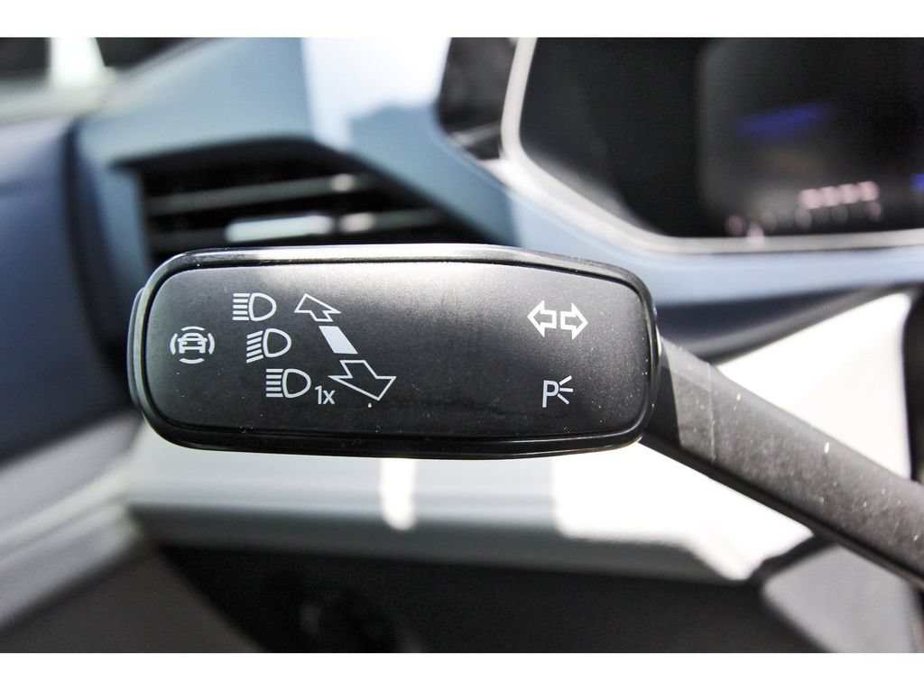 Used 2024 Volkswagen Taos SE w/ Panoramic Sunroof Package FWD image 17