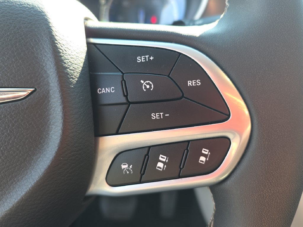 Used 2024 Chrysler Pacifica Touring-L FWD image 19