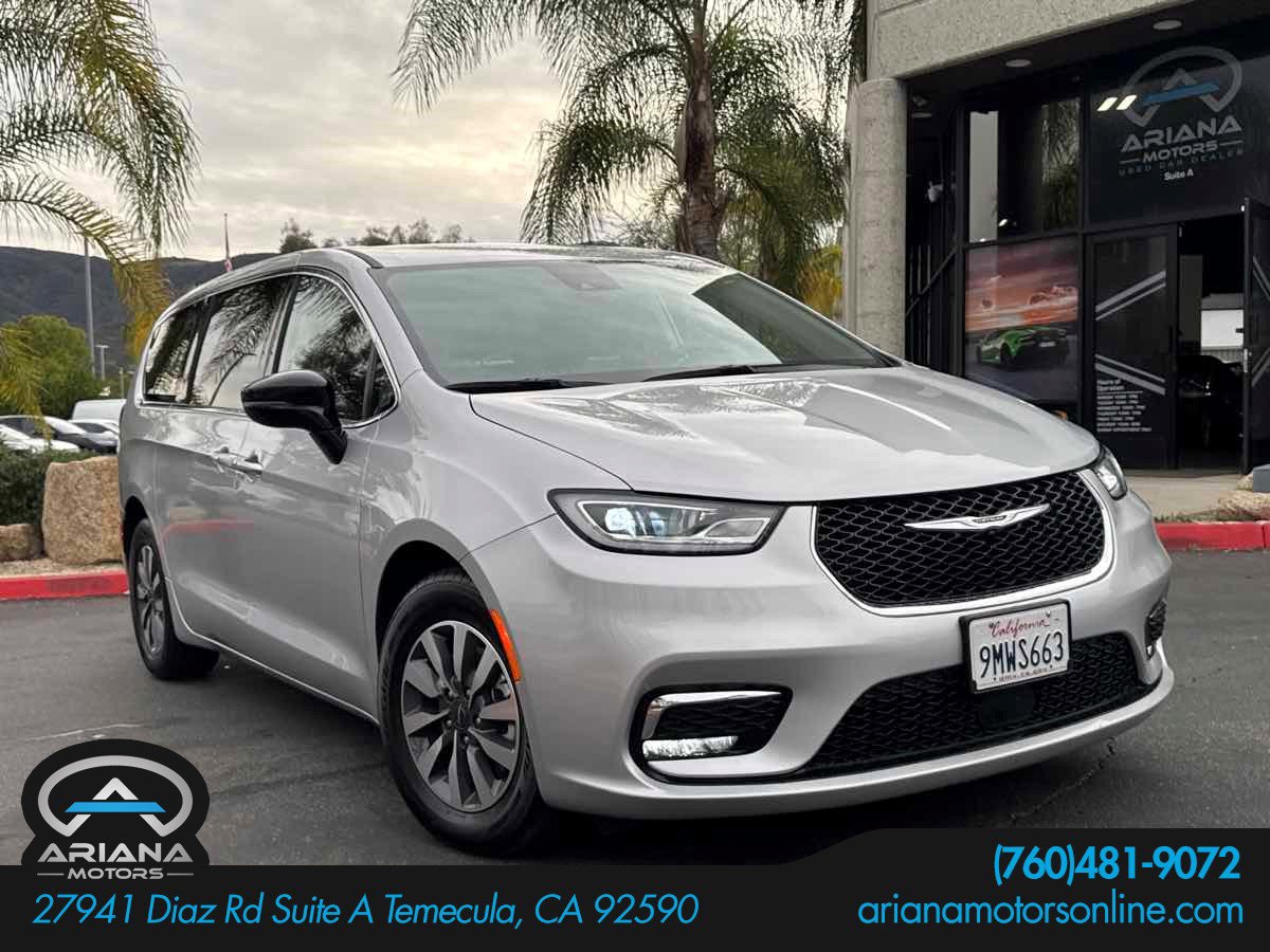 Used 2024 Chrysler Pacifica Select