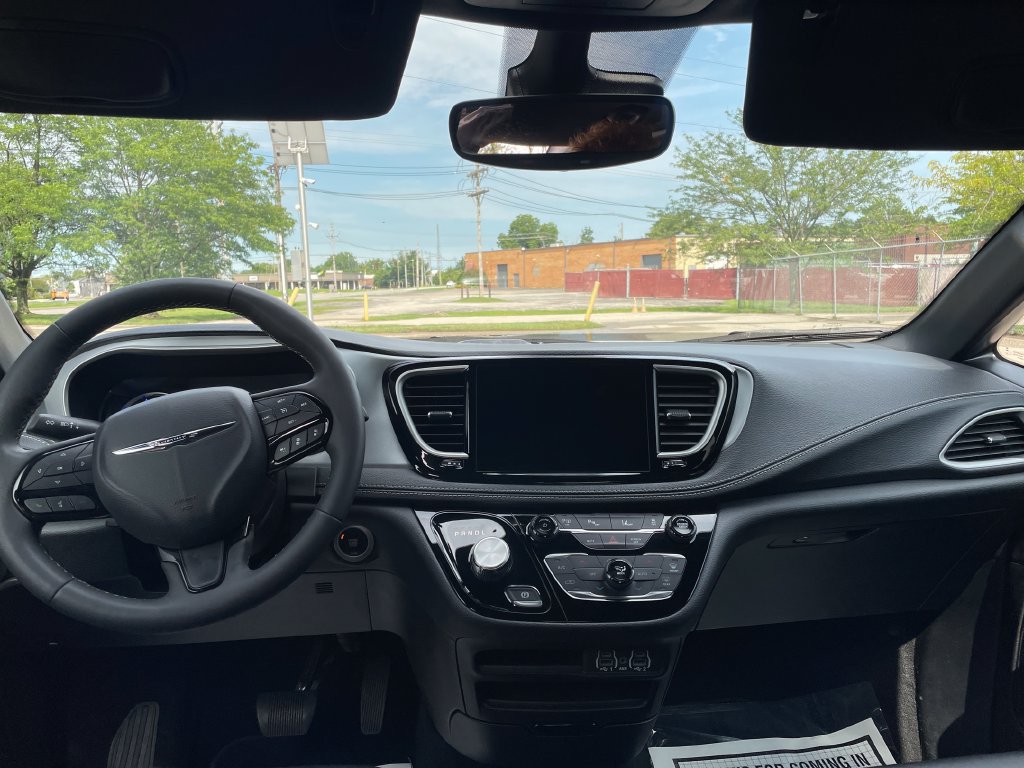 Used 2024 Chrysler Pacifica Limited FWD image 13