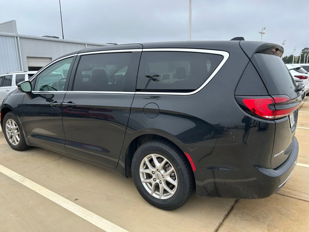 Used 2023 Chrysler Pacifica Touring-L FWD image 9